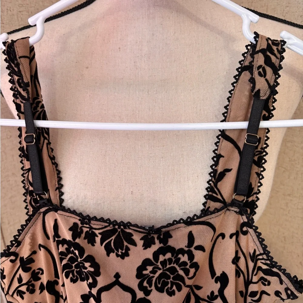 Sexy Elegant Black Floral Lace Bodysuit built in Bra - Picture 4 of 4